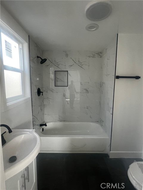 Detail Gallery Image 6 of 8 For 1125 43rd St, Los Angeles,  CA 90037 - 2 Beds | 2 Baths