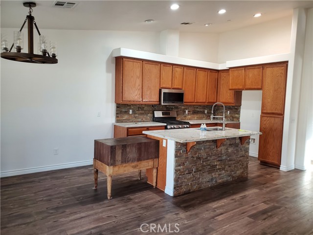 Detail Gallery Image 2 of 8 For 17648 Park Plaza Ct, Victorville,  CA 92395 - 4 Beds | 2 Baths