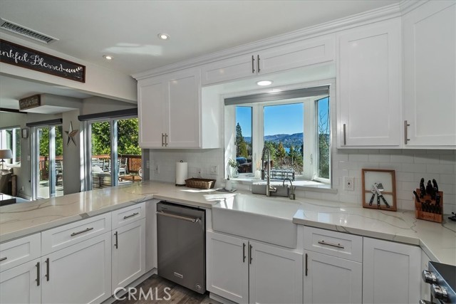 Detail Gallery Image 16 of 58 For 27565 North Bay Rd, Lake Arrowhead,  CA 92352 - 4 Beds | 4 Baths