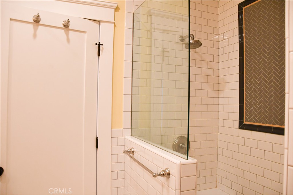 https://media.crmls.org/medias/ebfecc99-56ba-4fe6-b16b-c5384d60e09e.jpg?preset=X-Large