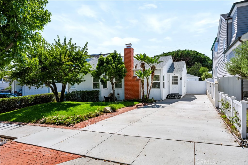 340 Avenue F — architectural residence