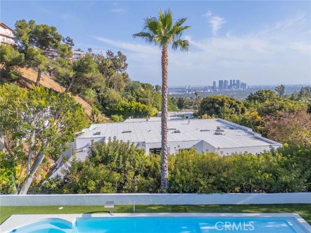 1046 N Hillcrest Road, Beverly Hills CA: https://media.crmls.org/medias/ec01480c-90da-43d3-aeb4-40a025fe1bc9.jpg