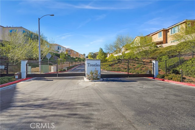 Detail Gallery Image 2 of 30 For 19714 Kamm Ct, Canyon Country,  CA 91351 - 3 Beds | 2/1 Baths