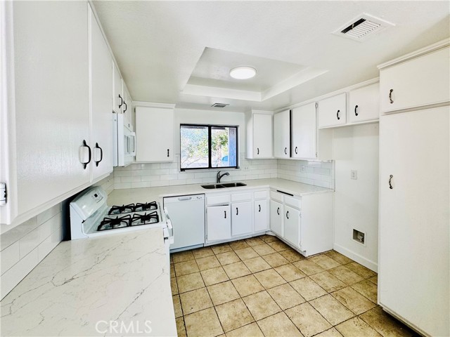 Detail Gallery Image 9 of 40 For 13361 Sequoia Rd, Victorville,  CA 92392 - 4 Beds | 2 Baths