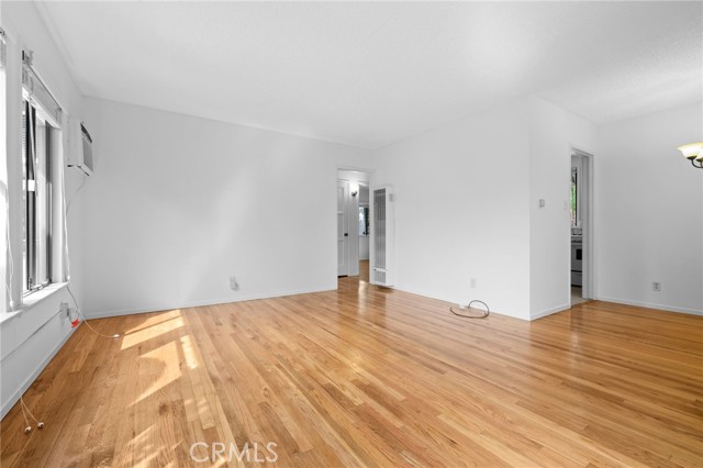 Detail Gallery Image 3 of 20 For 675 N Rosemary Ln, Burbank,  CA 91505 - 2 Beds | 1 Baths