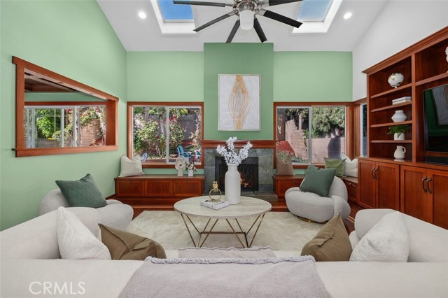 9 Aberdeen st, Irvine CA: https://media.crmls.org/medias/ec1774e1-6212-4ae2-92db-af3fb8669659.jpg