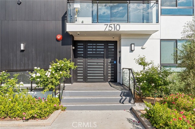 Detail Gallery Image 4 of 20 For 7510 Sepulveda Bld #102,  Van Nuys,  CA 91405 - 3 Beds | 2 Baths