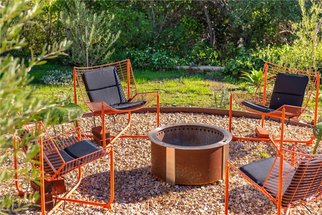 976 Ranch House, Westlake Village CA: https://media.crmls.org/medias/ec1a08f1-121d-4987-950e-6511e91d5b6c.jpg