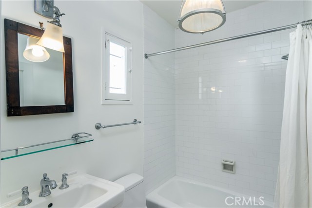 Detail Gallery Image 36 of 38 For 243 Windward, Venice,  CA 90291 - 2 Beds | 2 Baths