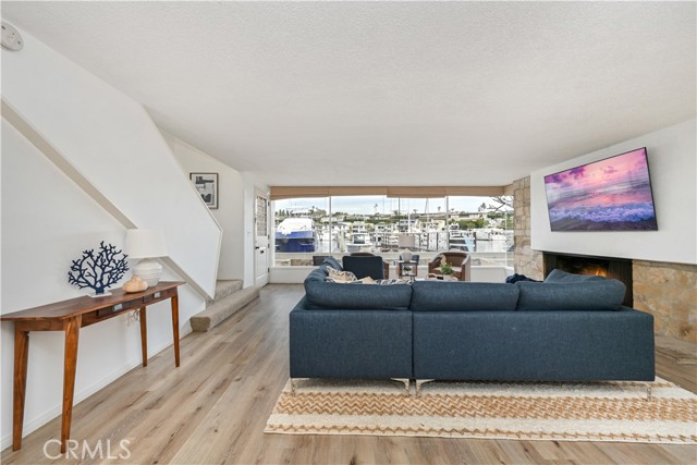 Detail Gallery Image 4 of 17 For 121 E Bay Front, Newport Beach,  CA 92662 - 3 Beds | 2 Baths