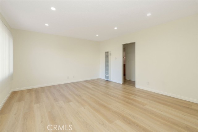 Image 9 of 17 For 837 Beach Avenue