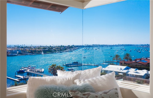 2301 Pacific Drive, Corona del Mar CA: https://media.crmls.org/medias/ec270d14-1aad-48dc-9c04-e281507cd50c.jpg