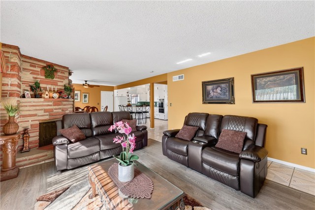 15937 Manzanita, Fontana CA: https://media.crmls.org/medias/ec328a63-7428-4990-bbc2-961eae002575.jpg