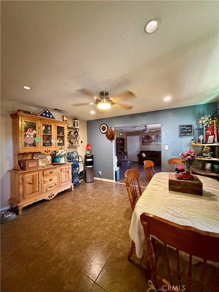 https://media.crmls.org/medias/ec35cdb0-ec4a-47cd-97a2-0cd5010e2b90.jpg?preset=X-Large
