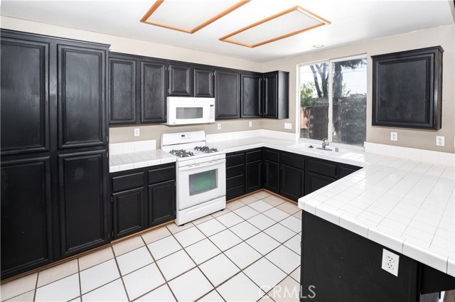 Detail Gallery Image 13 of 39 For 323 Camden Ct, Corona,  CA 92879 - 3 Beds | 2/1 Baths