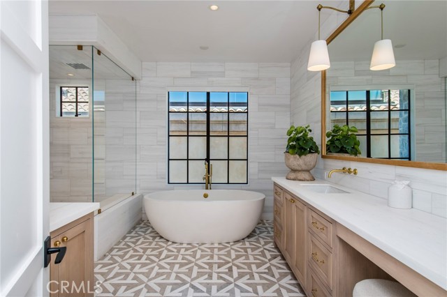 2209 Bayside Drive, Corona del Mar CA: https://media.crmls.org/medias/ec3a1ab2-e327-4ab6-812b-f8011cff36d9.jpg