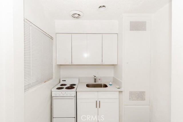 518 W Fredricks Street, Barstow CA: https://media.crmls.org/medias/ec3a8d8d-5e6a-465b-839b-6481db944119.jpg