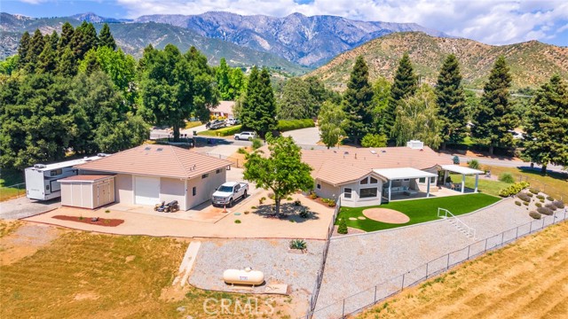 13288 Oak Crest Drive, Yucaipa CA: https://media.crmls.org/medias/ec3b9cbd-4b48-498c-8fa5-289528422f93.jpg