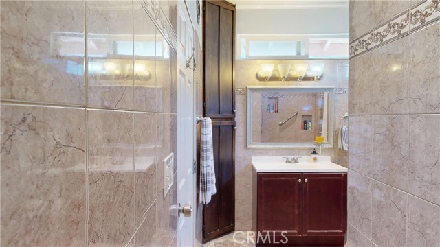 5854 Woodlawn Avenue, Los Angeles CA: https://media.crmls.org/medias/ec3c9ac4-c186-4218-80aa-8c0458c4c4eb.jpg