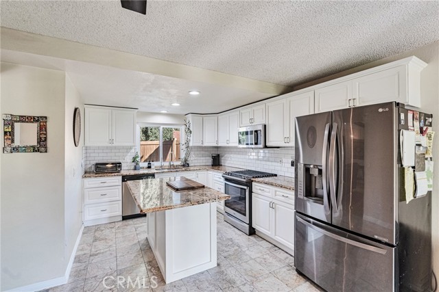 Detail Gallery Image 22 of 59 For 29857 Wistaria Valley, Canyon Country,  CA 91387 - 3 Beds | 3 Baths