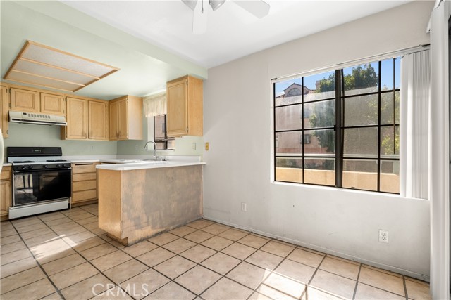 Detail Gallery Image 7 of 17 For 18117 Erik Court #413,  Canyon Country,  CA 91387 - 3 Beds | 2 Baths