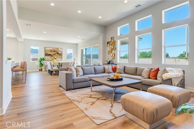 Detail Gallery Image 3 of 29 For 6533 Canyon Oaks Dr, Simi Valley,  CA 93063 - 4 Beds | 3/1 Baths