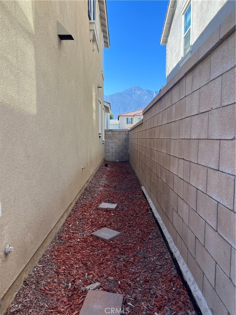 https://media.crmls.org/medias/ec44d34c-fd7b-4c81-97bb-0ce2b1935a64.jpg?preset=X-Large