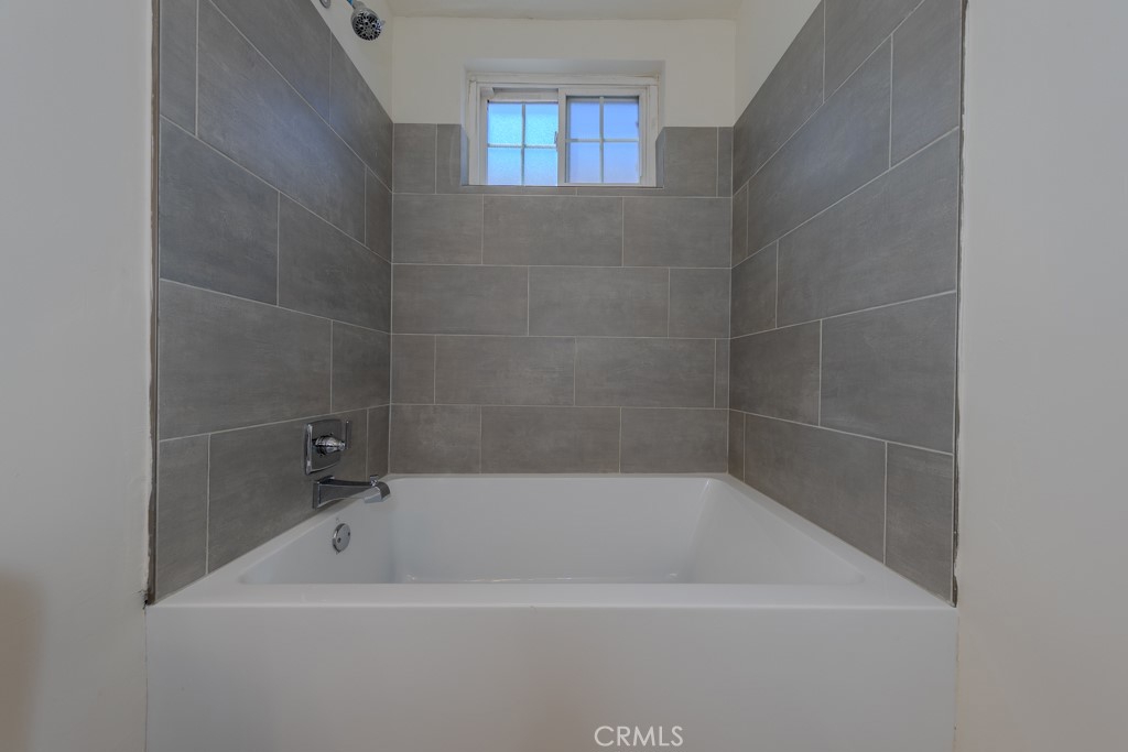 https://media.crmls.org/medias/ec47eb30-8f81-4555-b112-f656f92e1956.jpg?preset=X-Large