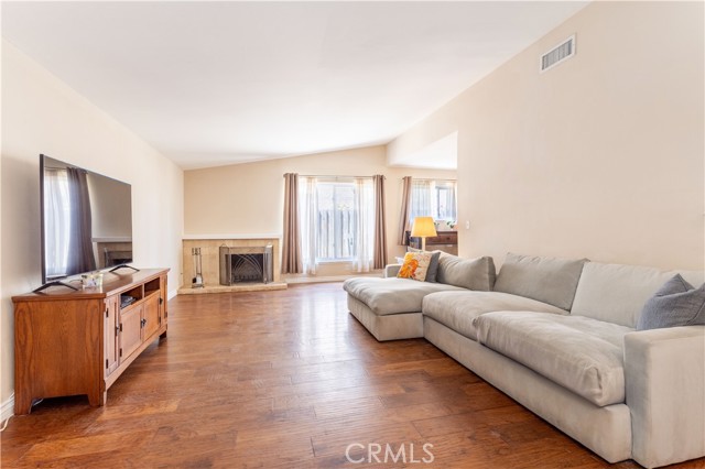 Detail Gallery Image 2 of 20 For 2065 Medina Ave, Simi Valley,  CA 93063 - 4 Beds | 2 Baths
