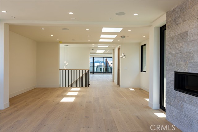 Detail Gallery Image 33 of 56 For 404 16th St, Manhattan Beach,  CA 90266 - 5 Beds | 5/2 Baths