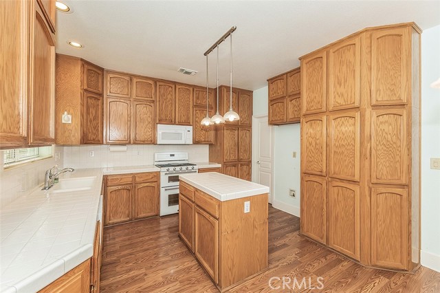 Detail Gallery Image 13 of 52 For 1094 E Monticello Cir, Fresno,  CA 93720 - 4 Beds | 2 Baths