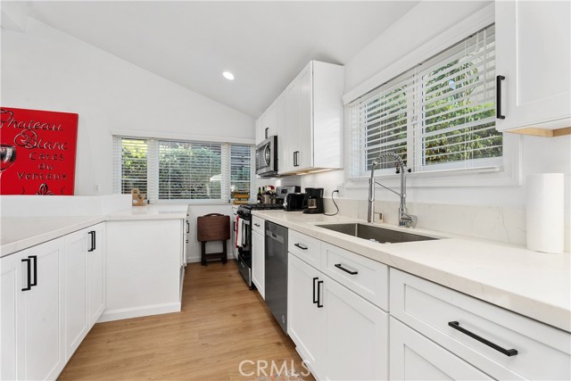 Detail Gallery Image 8 of 35 For 617 Lombardy, Laguna Beach,  CA 92651 - 3 Beds | 3 Baths