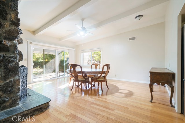 Detail Gallery Image 4 of 33 For 9356 Beckford, Northridge,  CA 91324 - 4 Beds | 3 Baths