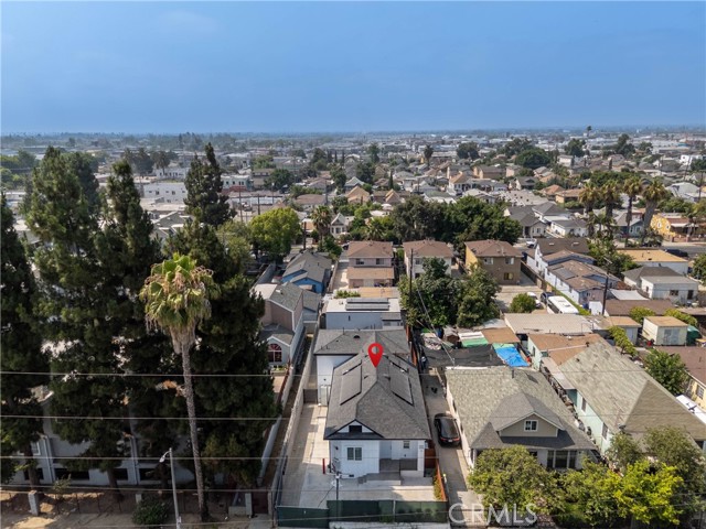 1038 E 53rd Street, Los Angeles CA: https://media.crmls.org/medias/ec5cb7ab-d115-4c7b-91d1-b7381eb27d3d.jpg