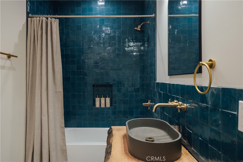 https://media.crmls.org/medias/ec6205a8-a9a7-4836-afab-a74dc346225f.jpg?preset=X-Large