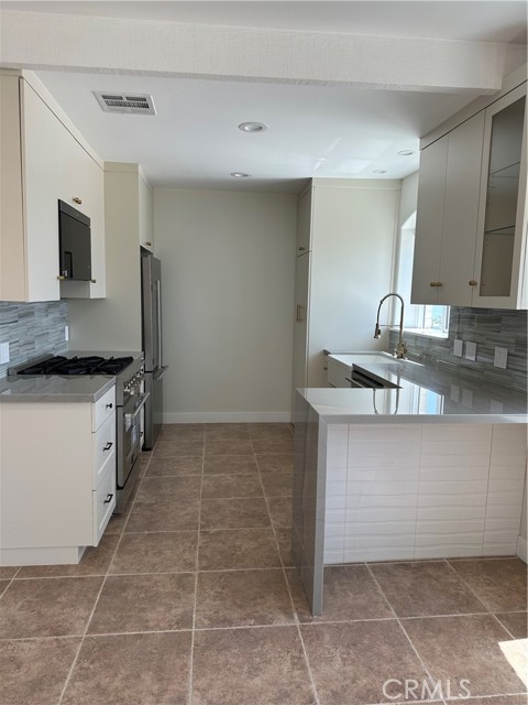 Detail Gallery Image 2 of 7 For 3309 Highland Ave., Manhattan Beach,  CA 90266 - 2 Beds | 1 Baths
