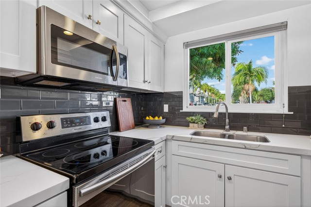 Detail Gallery Image 13 of 33 For 1074 Buckingham, Newport Beach,  CA 92660 - 2 Beds | 2/1 Baths