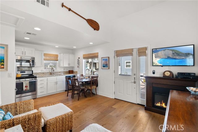 Detail Gallery Image 6 of 35 For 44 Cabrillo St, Newport Beach,  CA 92663 - 2 Beds | 2 Baths