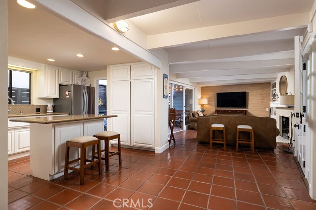 305 Poinsettia Avenue, Corona del Mar CA: https://media.crmls.org/medias/ec6504ef-4a60-4323-bb2a-db64aa5f7cb6.jpg