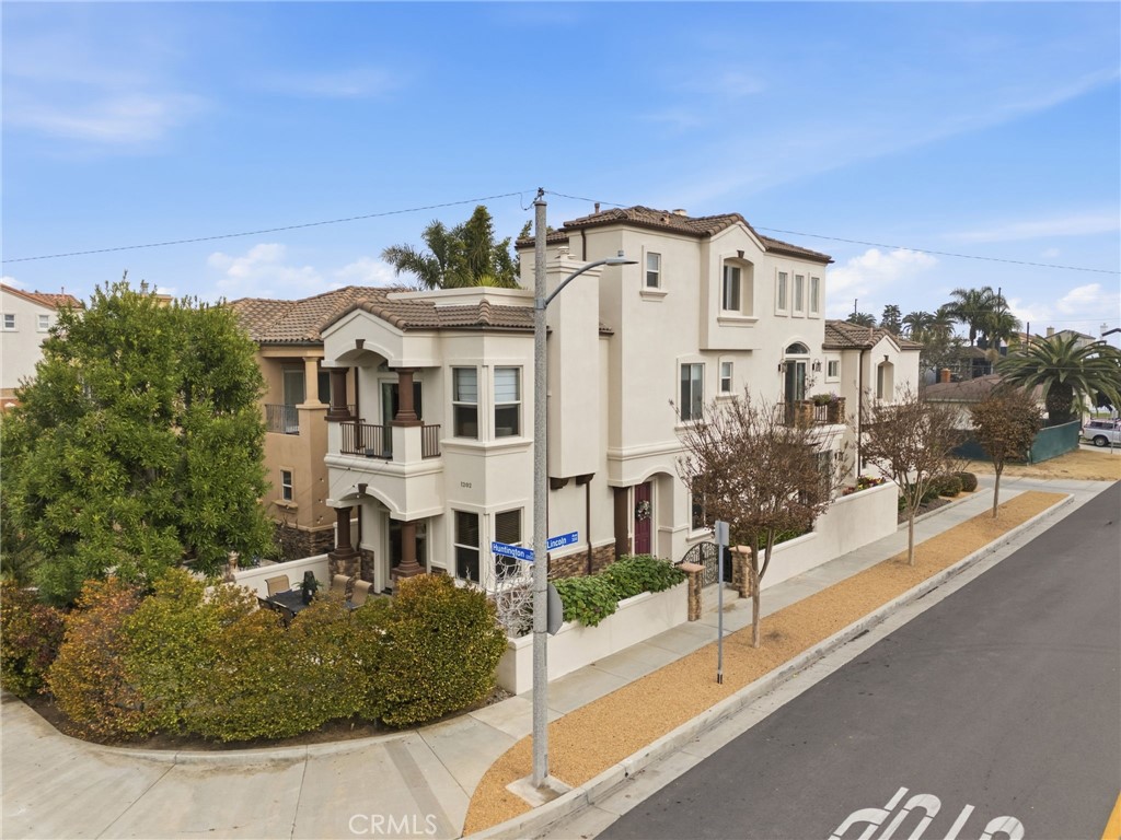 1202 Huntington Street