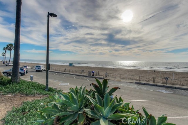 200 Moonstone Street, Manhattan Beach CA: https://media.crmls.org/medias/ec688888-fd2c-4962-adf0-d509ef196191.jpg