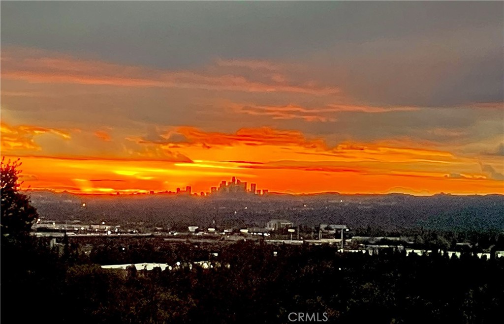 https://media.crmls.org/medias/ec6ba3c4-7428-42f5-bee1-9380b3963403.jpg?preset=X-Large