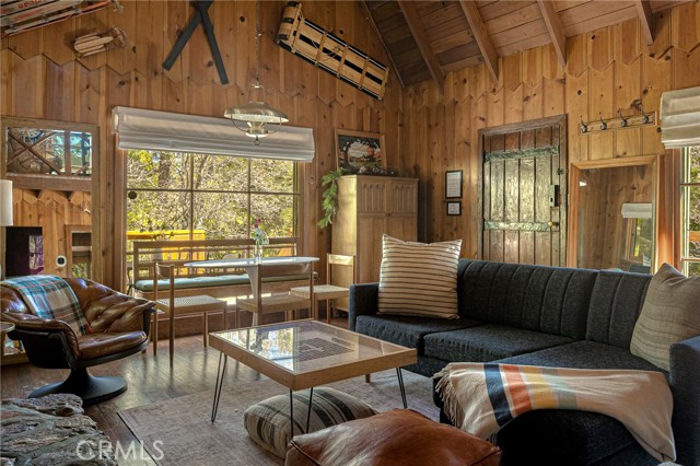 Detail Gallery Image 12 of 35 For 300 Hillside Rd, Lake Arrowhead,  CA 92352 - 3 Beds | 2 Baths