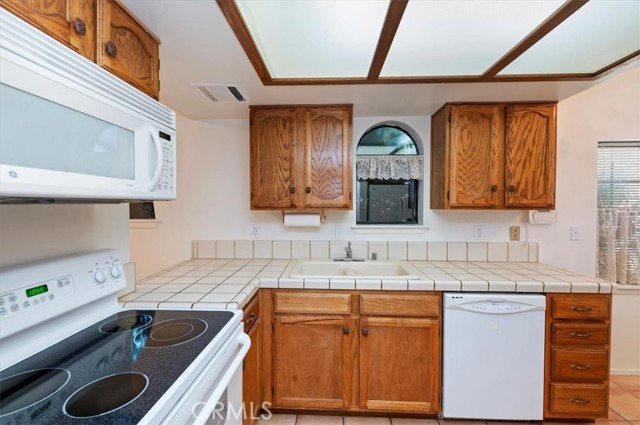 19229 Pine Way, Apple Valley CA: https://media.crmls.org/medias/ec6ed620-1349-4531-8eb6-c7d1db806dcb.jpg