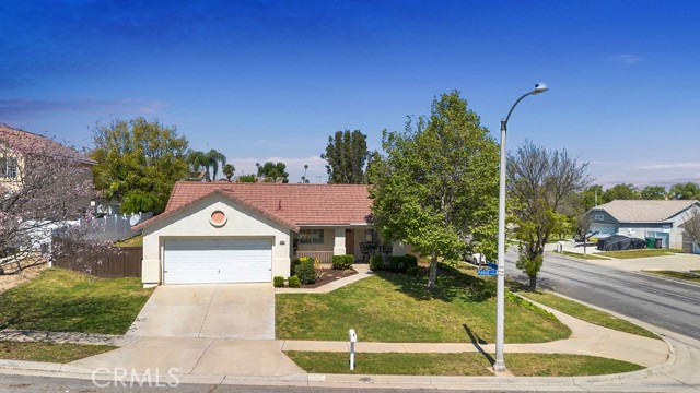 Detail Gallery Image 1 of 39 For 2440 Purdue Cir, Corona,  CA 92881 - 3 Beds | 2 Baths