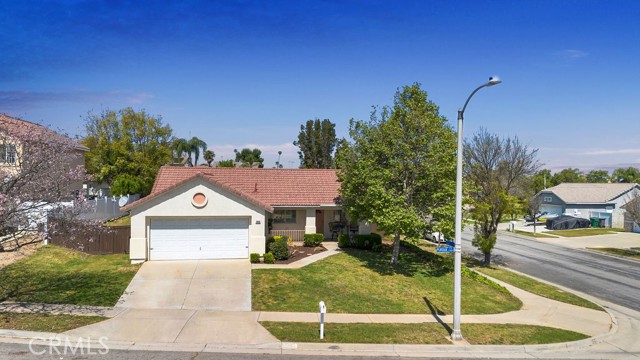 Detail Gallery Image 1 of 39 For 2440 Purdue Cir, Corona,  CA 92881 - 3 Beds | 2 Baths