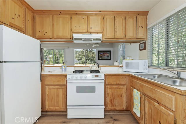 747 Boulder Bay, Big Bear Lake CA: https://media.crmls.org/medias/ec739a91-1e4d-42af-8ef5-bce3b0e8c26c.jpg