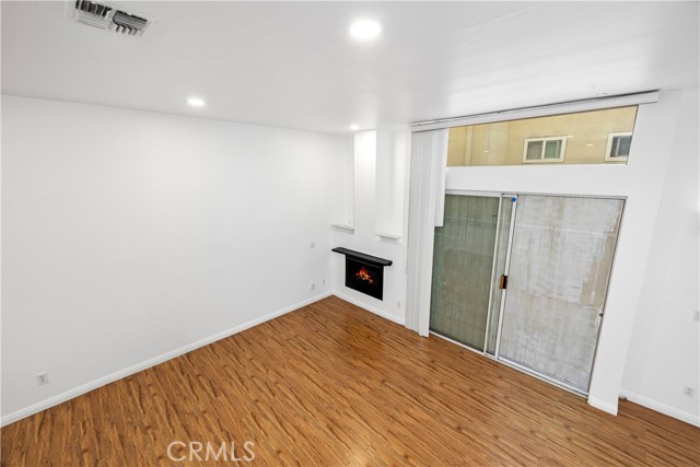 Detail Gallery Image 32 of 39 For 4845 Elmwood #C,  Los Angeles,  CA 90004 - 3 Beds | 3 Baths