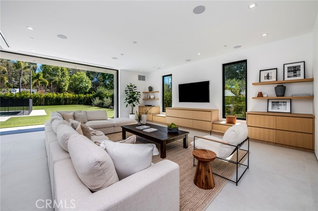Detail Gallery Image 1 of 43 For 4930 Palomar Dr, Tarzana,  CA 91356 - 6 Beds | 6/1 Baths