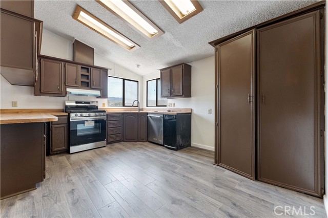 Detail Gallery Image 31 of 44 For 6367 Arrowhead Lake Rd, Hesperia,  CA 92345 - 6 Beds | 4 Baths